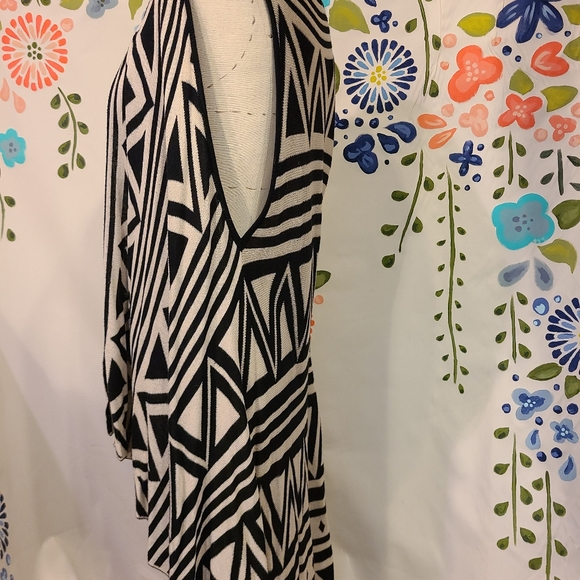 Sleeveless accent sweater - Picture 3 of 3